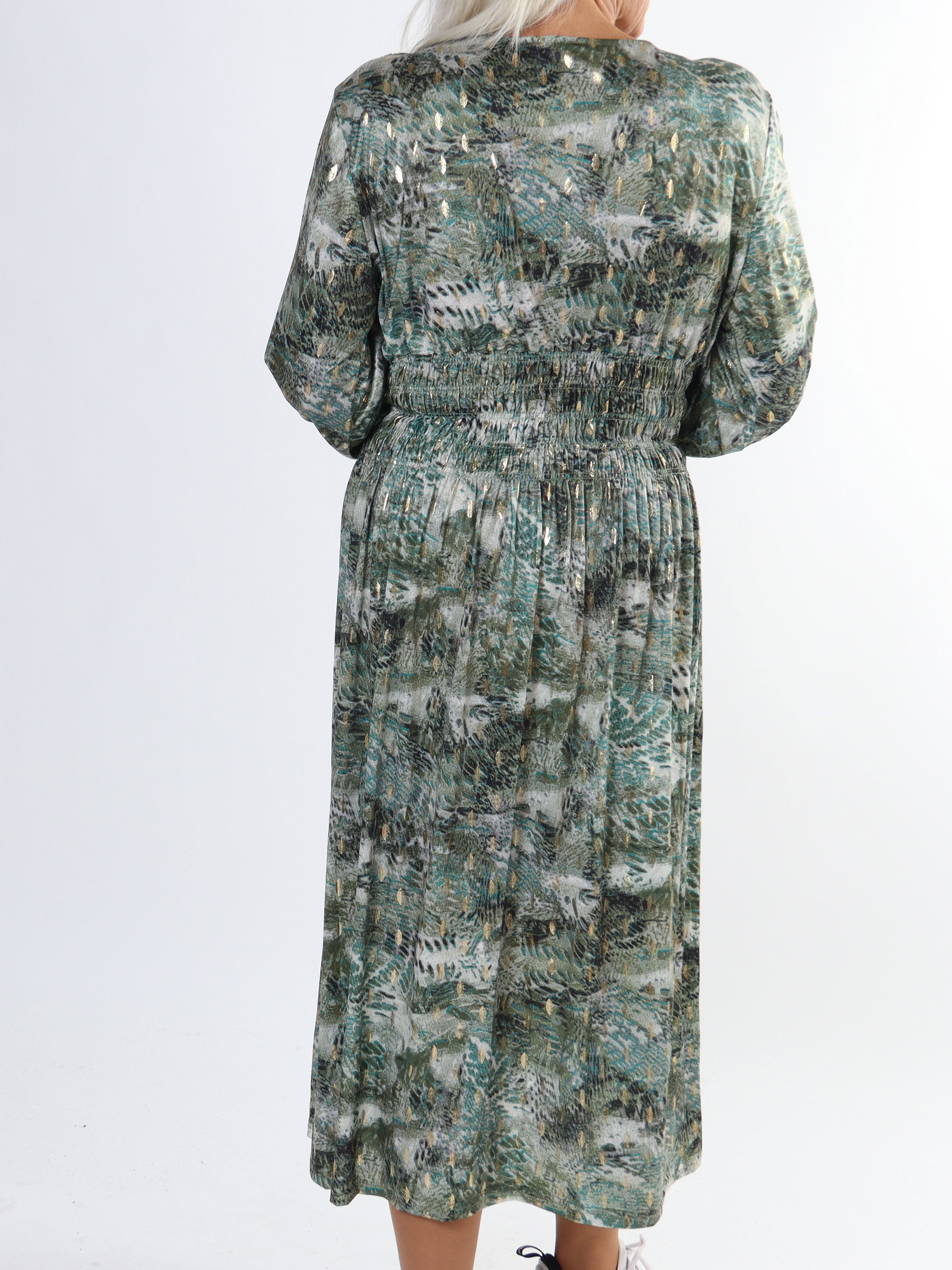 Pams Snake Midi L/S - Plus size-klänning i skrynkelfritt tyg med lång ärm